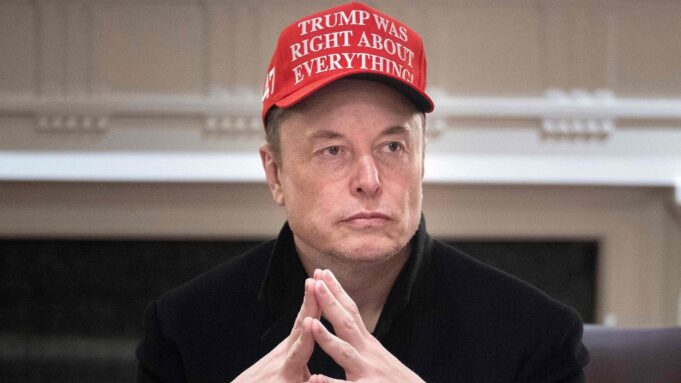 Elon Musk znów przyciąga wzrok - tym razem z czerwonym kapeluszem

