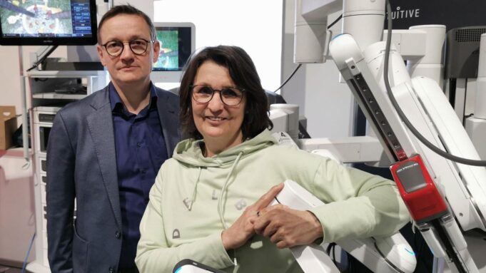Wdzięczny pacjent po operacji robotycznej w szpitalu Erfurt

