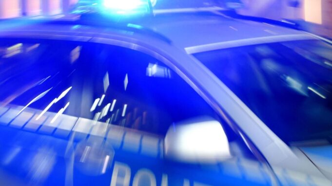 Siły specjalne policji znajdują broń podczas używania

