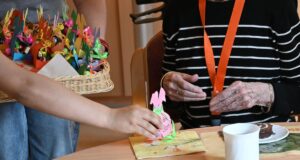 Uchodźcy Horst przynoszą dzianiny dla seniorów

