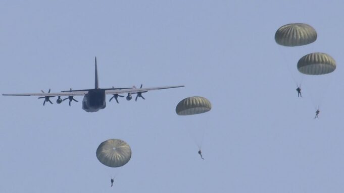 Bundeswehr Ćwiczy spadochron przeskakujący nad Morzem Bałtyckim

