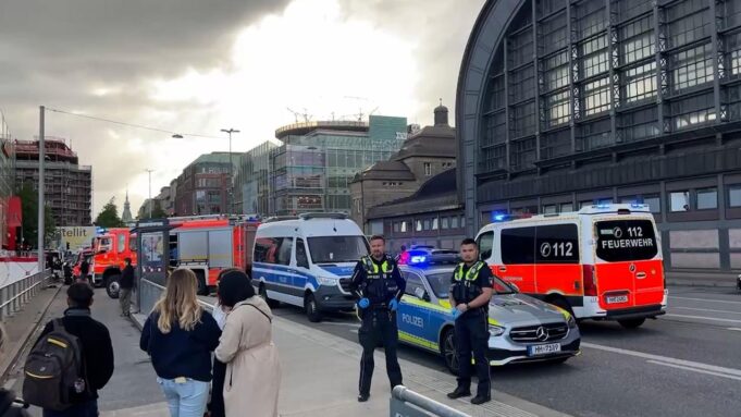Dwanaście osób na stacji centralnej Hamburg zostało rannych nożem

