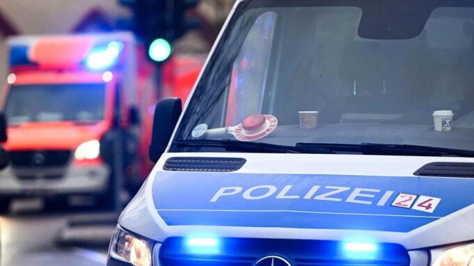 Dzieci spotykają się i walczą - jedenaście lat - wyciągnij nóż

