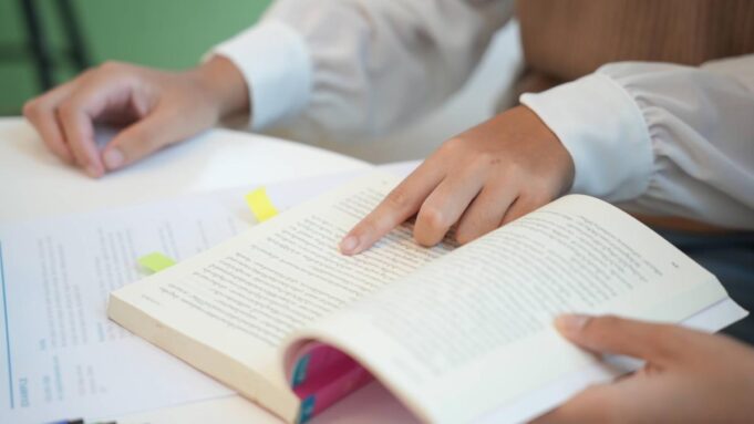 Ignoruj ​​zagrożenie dla młodzieży gospodarki


