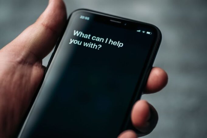 Klienci Apple nie kontaktują się już z Siri

