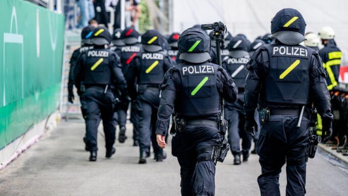 Liga regionalna: fani piłki nożnej pokonali policję, aby przejść

