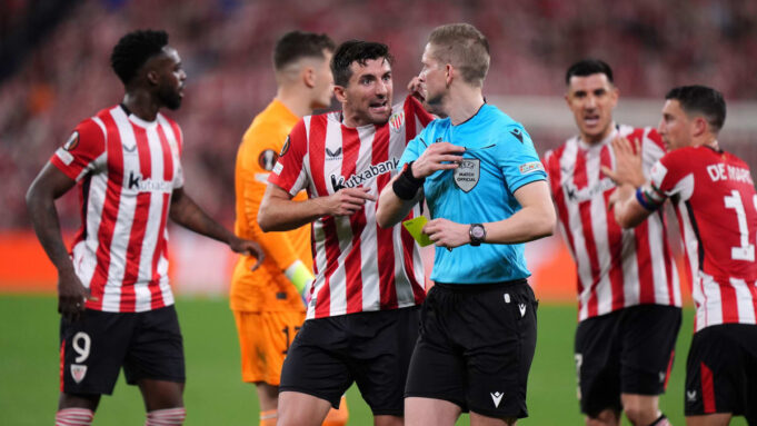 Magiczny moment Maguire i Bilbass Fighting Red Cards


