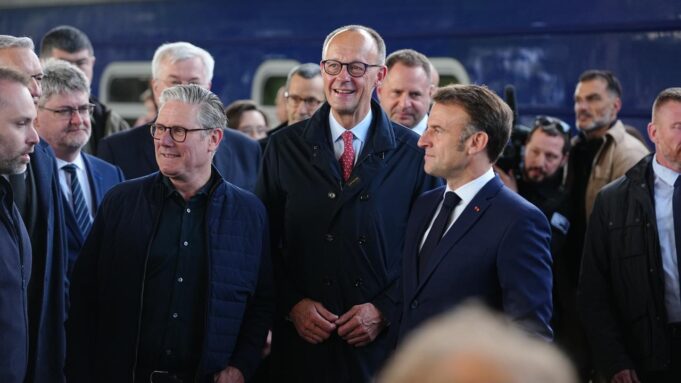 Meles, Macron i Strand przybywają do Kijowa

