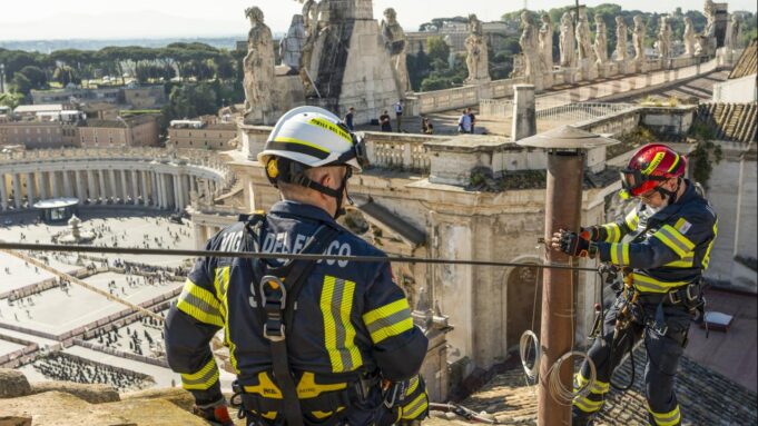 Przygotowanie do spotkania: Chimney zainstalowany w kościele Sykstine

