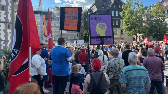 Setki demonstracji zakazu AFD w Hessen | Hessenschau.de

