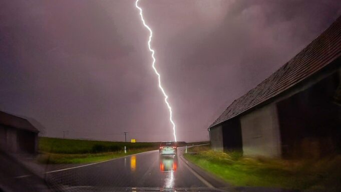 Storm ciągnie się przez Hessen: spadające drzewa, mocno przerwane | Hessenschau.de

