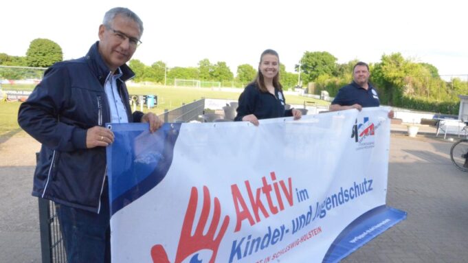 VFL Kellinghusen otrzymuje banery dla modelowej ochrony młodzieży

