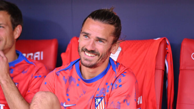 Antoine Griezmann rozciąga się na arenie

