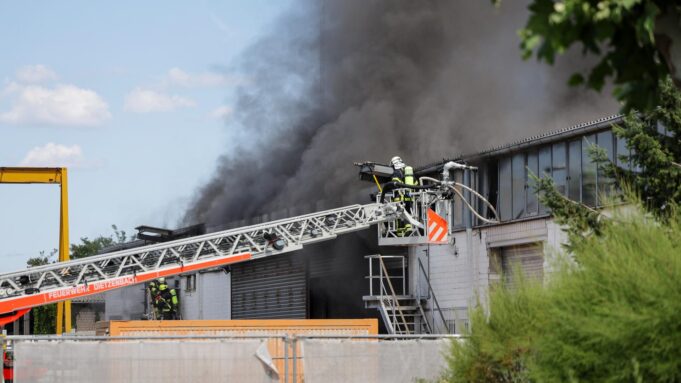 Dietzenbach Fire: Warehouse Grounds to Crash | Hessenschau.de

