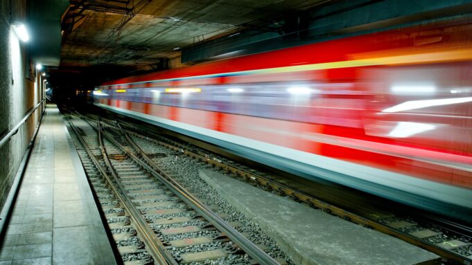 Fatalny wypadek w tunelu S -Bahn we Frankfurcie - Bariery ruchu kolejowego | Hessenschau.de

