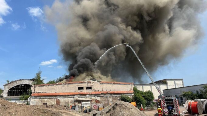 Fire on Erfurt Slaughterhouse: Gasze Prace do rana (z wideo)

