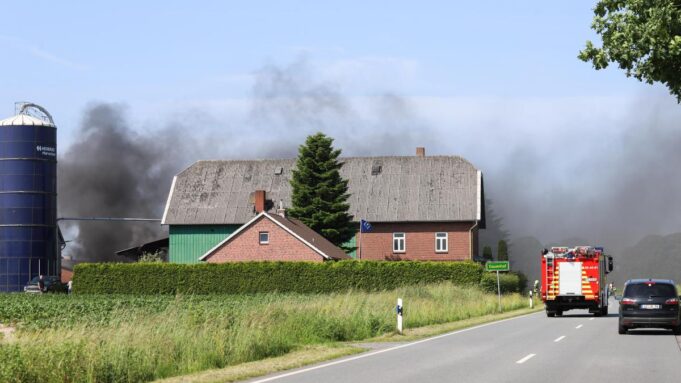 Garaż pali się całkowicie na farmie Hohenfelde

