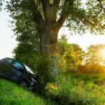 Kierowca samochodu wyszedł z ulicy z Ram Baum