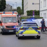 Mężczyzna jadący pasto wśród grupy ludzi - kilka obrażeń