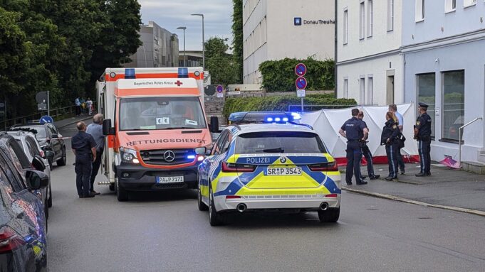 Mężczyzna jadący pasto wśród grupy ludzi - kilka obrażeń

