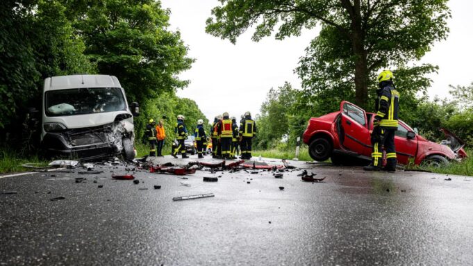 Poważny wypadek - kierowca pozostaje w śmiertelnym niebezpieczeństwie

