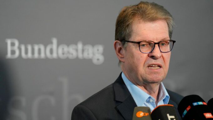 Ralf Stegner leci wokół rządowych agencji wywiadowczych

