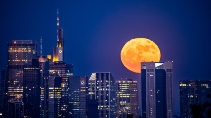 Spektakularny Strawberry Moon w Hessenschau.de

