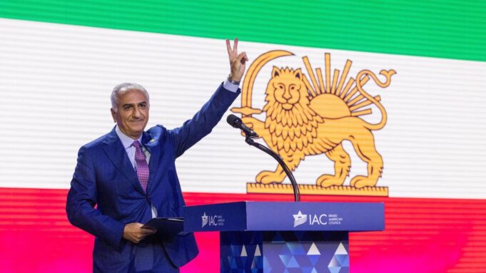 Syn Shaha przybywa do Iranu: „To jest nasz moment na ścianie berlińsku”

