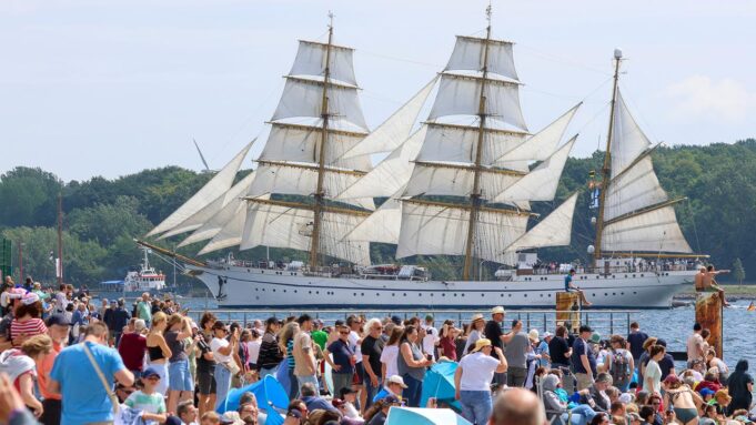 Windjammerparade 2025: „Gorch Fock” Kil Week i The Tailwind

