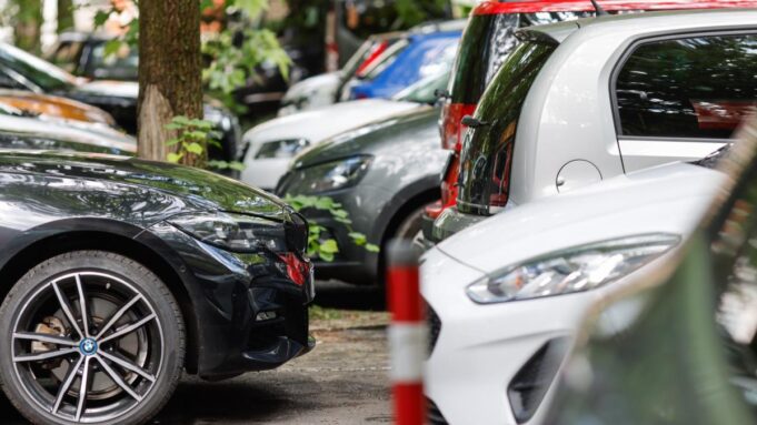 Zaoszczędź koszty czynszu i budowy - mniej miejsc parkingowych w nowych budynkach

