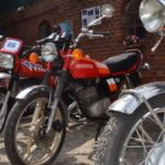 50 Klasyczne motocykl samochodów toczy się przez Wewelsfleth