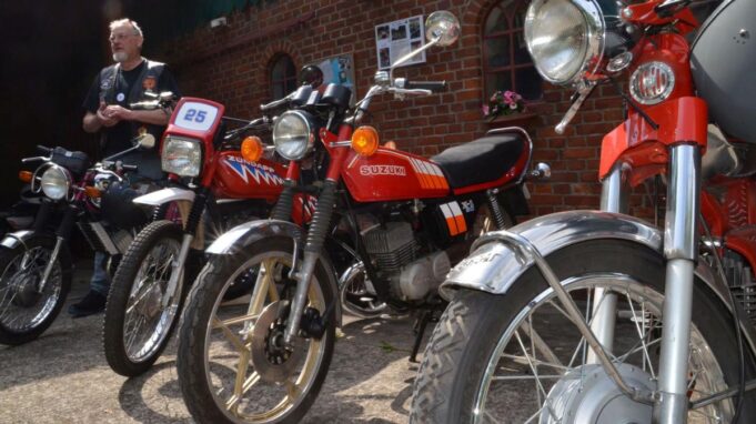 50 Klasyczne motocykl samochodów toczy się przez Wewelsfleth

