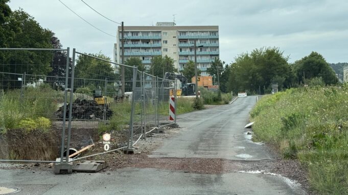 Budowanie ruchu drogowego w rejonie Eisenacher Rennbahn i zamykanie na rozbój

