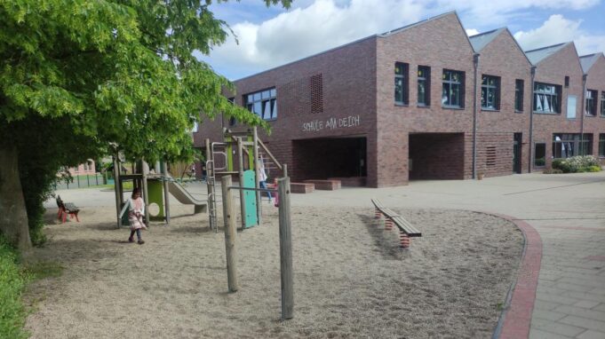 Obecnie pracuje nad budową szkół w Glüxtat i okolicach w 2025 roku

