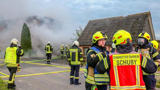 Ogień na A7 w pobliżu Schleswig: Kompleks garażowy Dannewerk Burns

