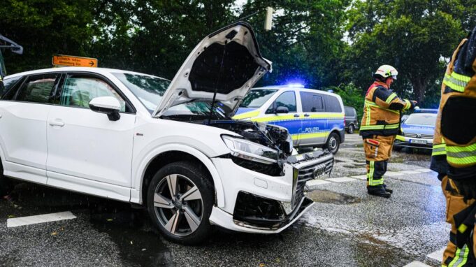 Starsza kobieta ranna w wypadku - CAR RAM ELEKTRUKA

