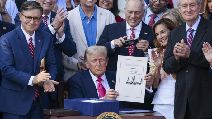 Trump podpisuje „duży rachunek” w Dzień Niepodległości

