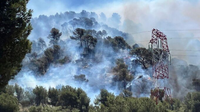 Waldbrand, w południowej Francji, wciąż nie jest usunięty

